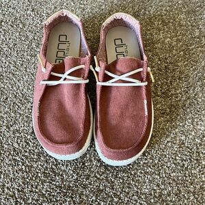 Woman dusty rose Hey Dude’s.